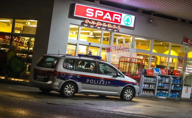 Drei Verdchtige nach Trickdiebstahl in Tankstellenshop innerhalb weniger Minuten ausgeforscht