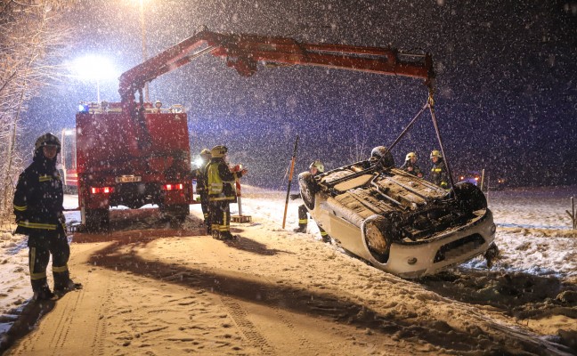 Autoüberschlag auf Schneefahrbahn in Sattledt endet glimpflich