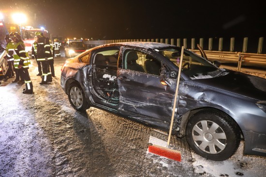 Schneefall und rutschige Straßen führten zu zahlreichen Unfällen im Abendverkehr