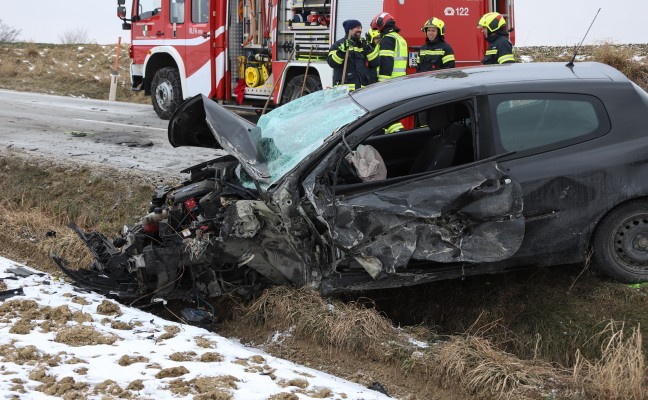 Schwerer Crash zwischen Kleintransporter und Auto in Steinerkirchen an der Traun