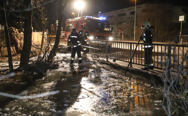 Eisstau im Grnbach bei eisigen -11C sorgt fr lngere Einstze der Feuerwehr in Wels