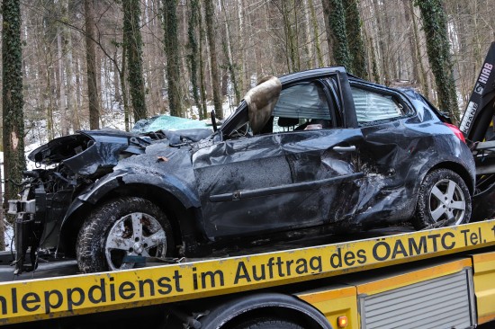 Schwerer Verkehrsunfall in Altmünster fordert eine verletzte Person