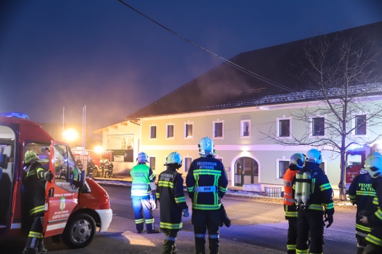 Groeinsatz der Feuerwehr bei Brand in Gaspoltshofen