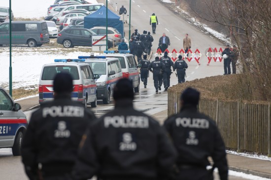 Groeinsatz der Polizei bei Demonstration gegen Kongress der "Verteidiger Europas" in Aistersheim