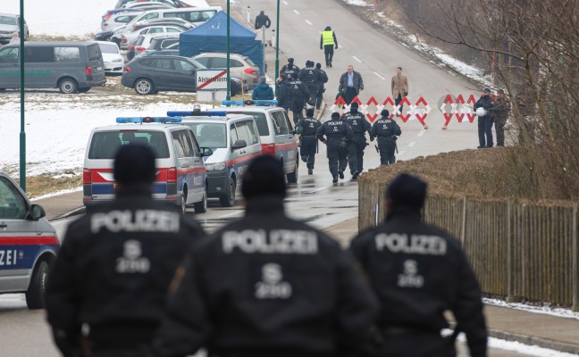 Großeinsatz der Polizei bei Demonstration gegen Kongress der "Verteidiger Europas" in Aistersheim