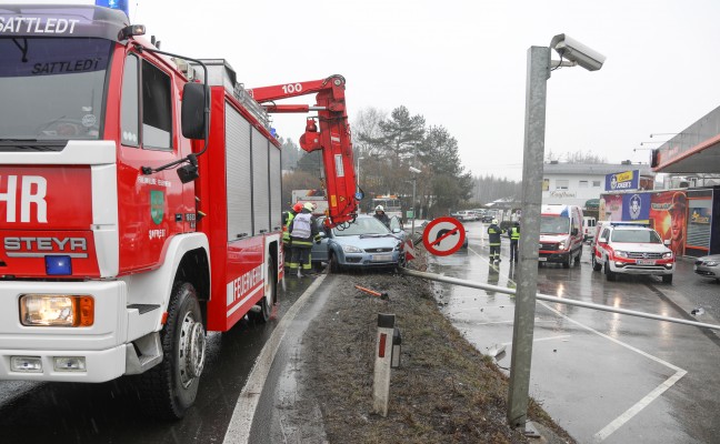 Autolenker kollidiert nach internem Notfall auf Pyhrnpass Strae in Sattledt mit Straenbeleuchtung und Verkehrsschild