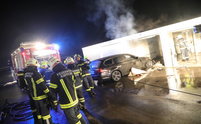 Brand eines Autos in einer Garage eines Garagenparks in Hrsching