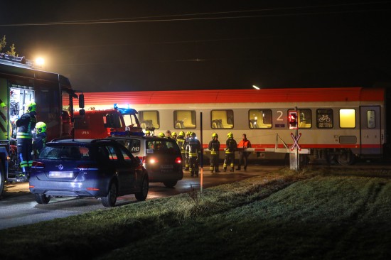 Person bei Bahnbergang der Pyhrnbahnstrecke in Neuhofen an der Krems von Zug erfasst und gettet
