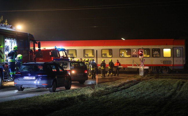 Person bei Bahnübergang der Pyhrnbahnstrecke in Neuhofen an der Krems von Zug erfasst und getötet