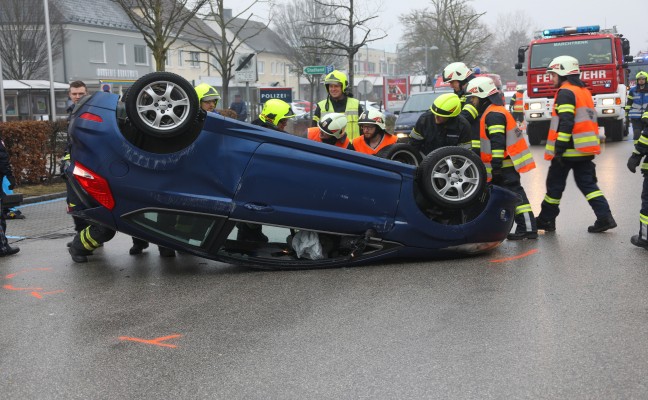 Auto nach Verkehrsunfall im Stadtzentrum von Marchtrenk überschlagen