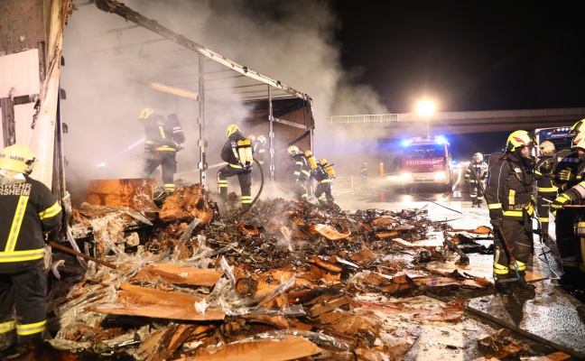 Brand eines LKW-Anhängers auf der Innkreisautobahn bei Aistersheim