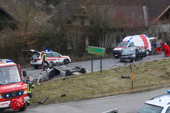 Schwerer Verkehrsunfall auf Wiener Straße in Vöcklamarkt fordert vier teils Schwerverletzte