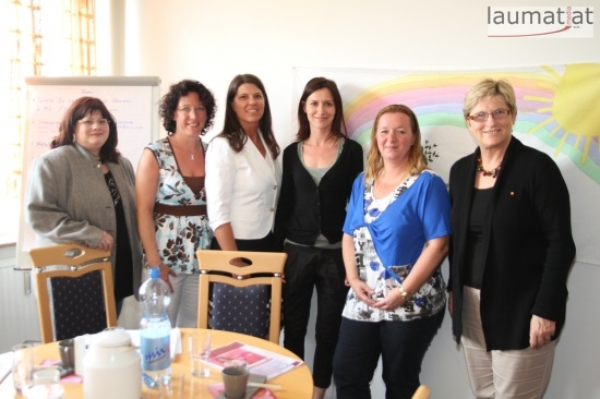 Ingrid Roschanz, Michaela Heindl, NAbg. Martina Schenk, Diplomsozialarbeiterin Petra Legenstein, Geschftsfhrerin Verein Tagesmtter Wels Regina Kaser MSc, NAbg. Ursula Haubner beim Verein Tagesmtter Wels