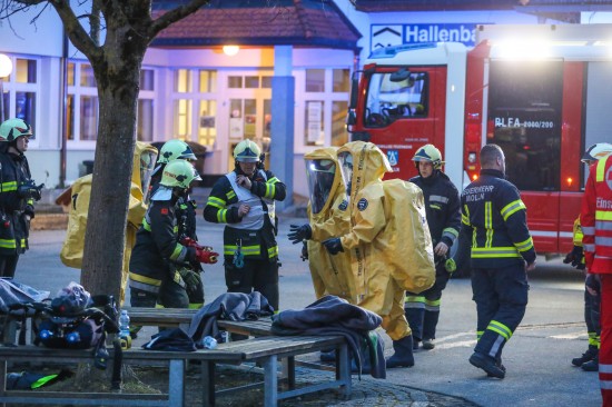 Chlorgasaustritt im Hallenbad in Molln sorgt fr Gefahrstoffeinsatz der Feuerwehr