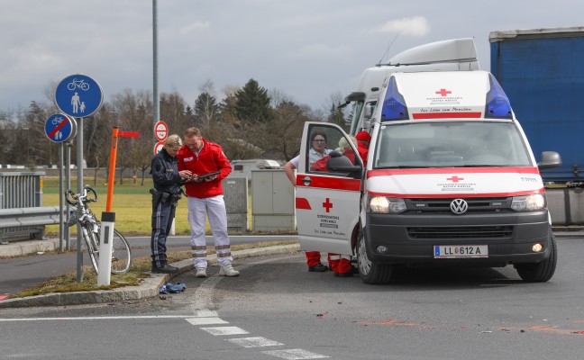 Radfahrer in Asten von LKW erfasst und schwer verletzt