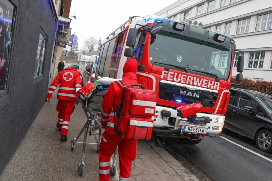 Rettungsdienst und Feuerwehr nach Kollaps in Shisha Bar in Wels-Innenstadt im Einsatz