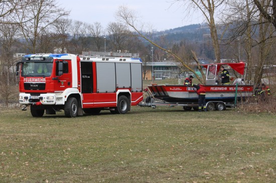 Ölteppich auf der Donau beschäftigt die Feuerwehren