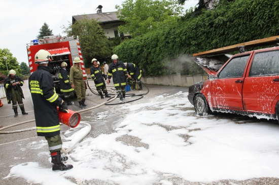 Feuerwehr bei Fahrzeugbrand in Buchkirchen im Einsatz