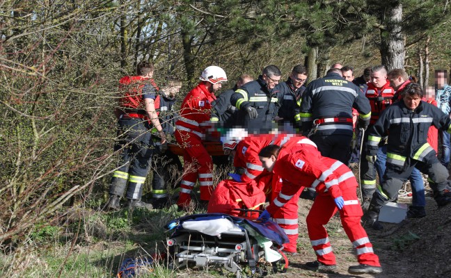 Feuerwehr rettet verletzten Mann aus Teich der Freizeitanlage in Wels-Vogelweide