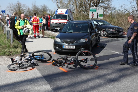 Sechs Verletzte bei Crash zwischen drei Autos und zwei E-Bikes in Weikirchen an der Traun