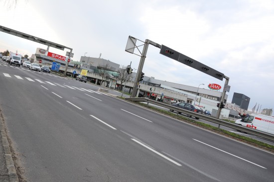 Handtasche einer PKW-Lenkerin bei Marchtrenk whrend Fahrt aus Auto geraubt