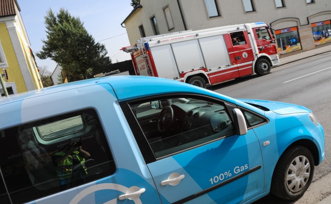 Feuerwehr und Energieversorger nach gemeldetem Gasgeruch in Wels-Lichtenegg im Einsatz