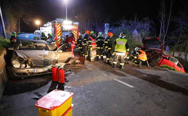 Schwerer Verkehrsunfall zwischen Auto und Taxi in Thalheim bei Wels