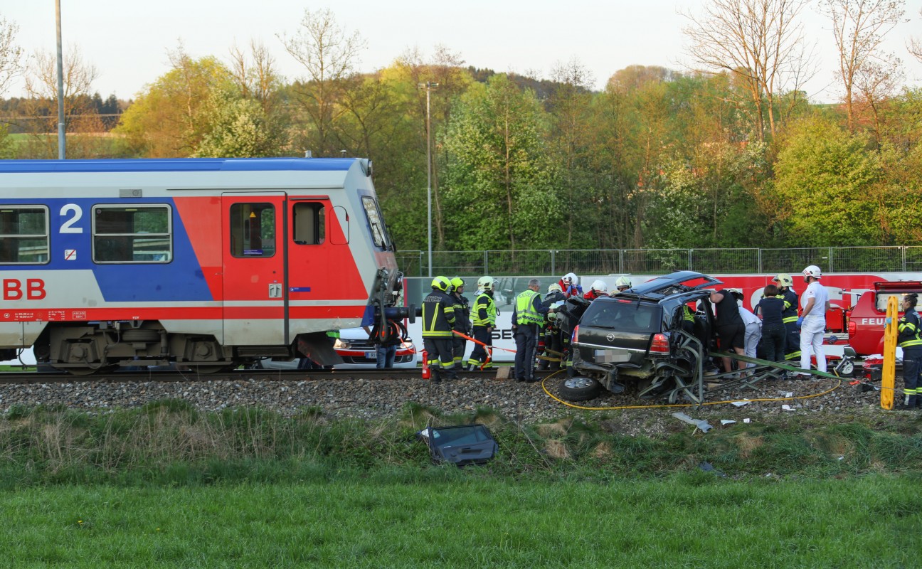 T dlicher Unfall  auf Bahn bergang in Aurolzm nster laumat at