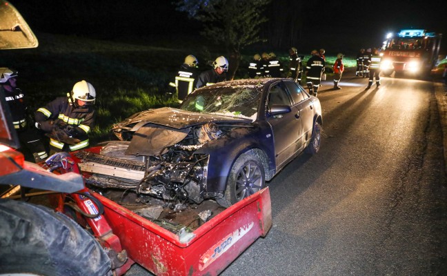Auto kracht bei Unfall in Gaspoltshofen gegen Baum