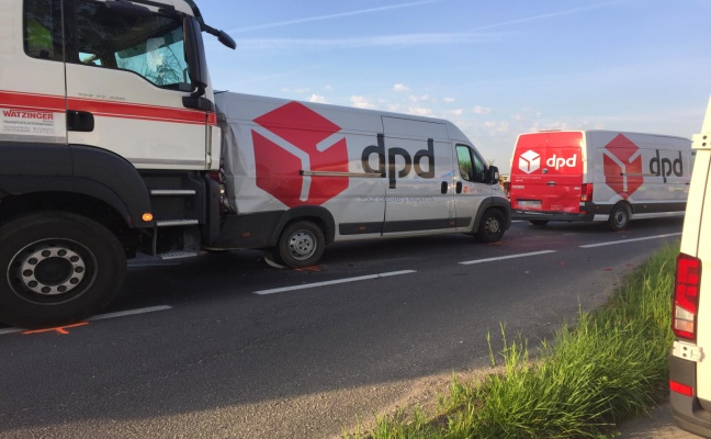 Auffahrunfall zwischen zwei Kleintransporter und LKW in Marchtrenk fordert zwei Verletzte