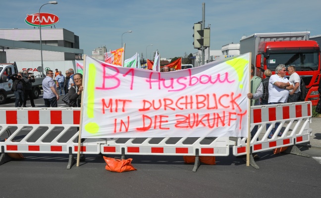 Demonstration mit Straenblockade im Streit um "B1 Ausbau" in Marchtrenk