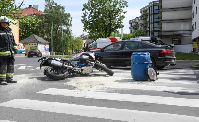Verkehrsunfall mit Motorrad in Kreisverkehr in Wels