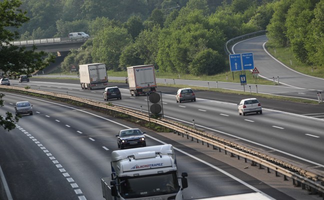 Flurbrand im Mittelstreifen der Welser Autobahn bei Marchtrenk rasch gelscht