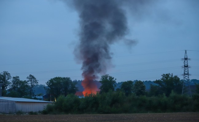 Grerer Brand auf Gelnde eines Abfallverwertungsunternehmens in Wels-Schafwiesen