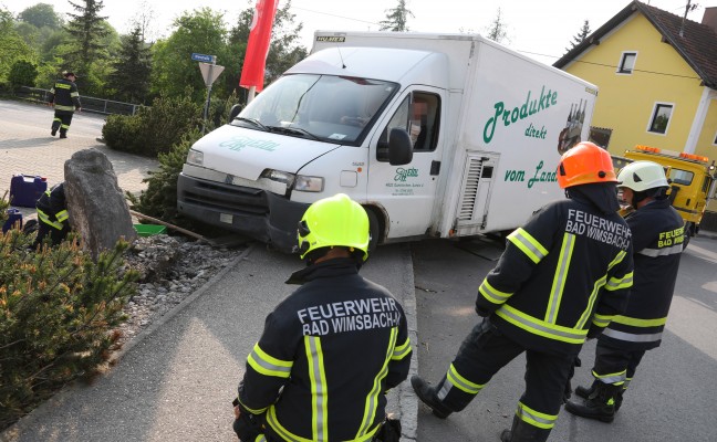 Aufrumarbeiten nach Unfall eines Verkaufsfahrzeugs in Bad Wimsbach-Neydharting
