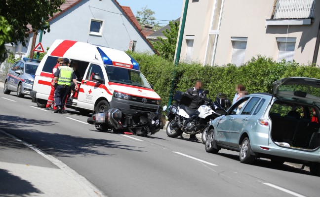 Verkehrsunfall zwischen PKW und Motorrad in Wels-Pernau endet glimpflich