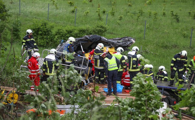 LKW bei Verkehrsunfall auf der Westautobahn in Ohlsdorf über Böschung gestürzt
