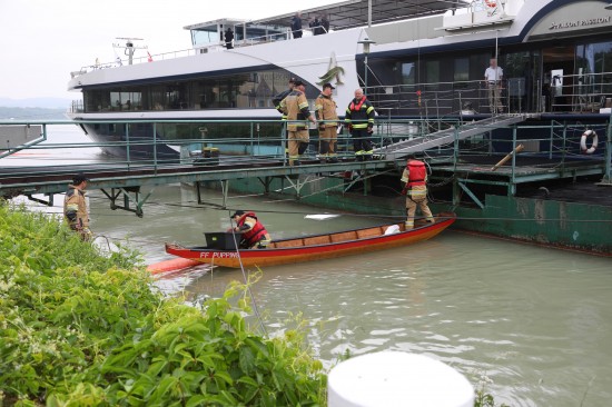 Kilometerlanger Ölteppich auf Donau sorgt für Einsätze der Feuerwehren