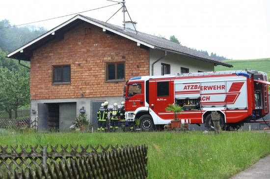Feuerwehr bei Rauchentwicklung und überhitztem Ofen in Wohnhaus in Atzbach im Einsatz
