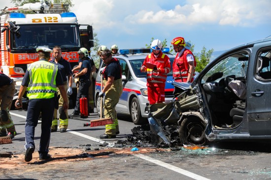 Schwerer Crash in Linz-Ebelsberg fordert ein Todesopfer und fünf teils Schwerverletzte