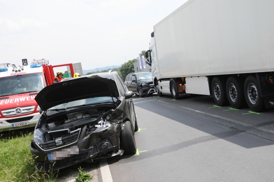 Kollision zwischen LKW und zwei PKW in Pasching fordert vier Verletzte