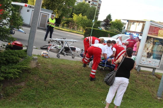 Junger Mopedlenker in Schmierndorferstraße schwer gestürzt
