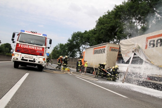 Kilometerlanger Stau wegen brennendem LKW-Anhänger auf Westautobahn