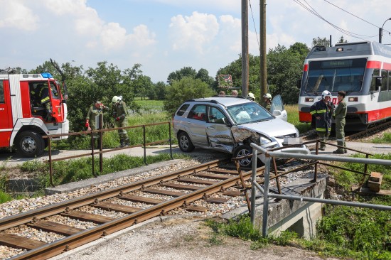 Auto auf Bahnübergang in Fraham von Lokalbahn-Triebwagen erfasst