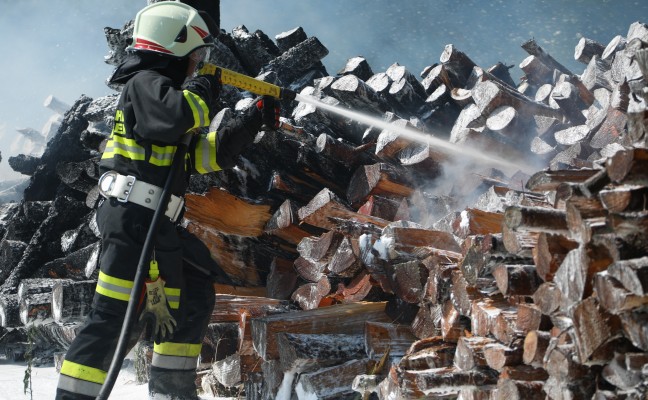 Schwierige Löscharbeiten bei Brand eines Holzstoßes in Holzhausen