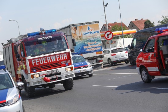 Auffahrunfall zwischen LKW und PKW in Ansfelden fordert eine Verletzte