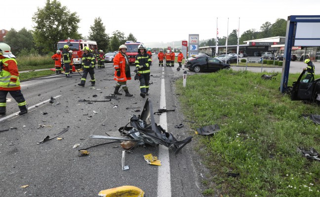 Tödlicher Verkehrsunfall zwischen LKW und zwei PKW auf Innviertler Straße in Schlüßlberg