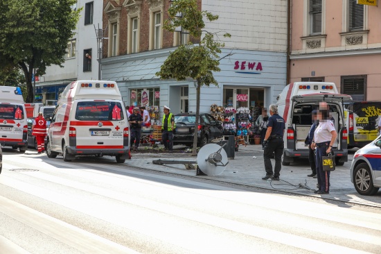 Drei Verletzte: Autolenkerin kracht nach internem Notfall in Wels-Innenstadt gegen Ampel