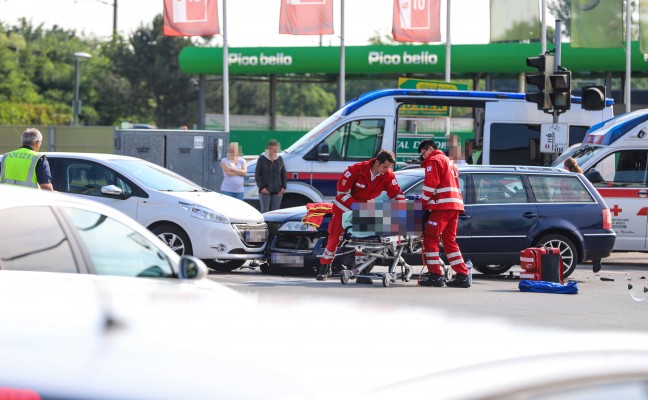 Ampel ausgefallen: Kreuzungscrash zwischen zwei PKW und Motorrad fordert einen Verletzten