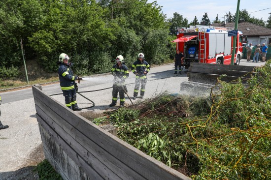 Brand einer Grnschnittsammelstelle in Wels-Vogelweide